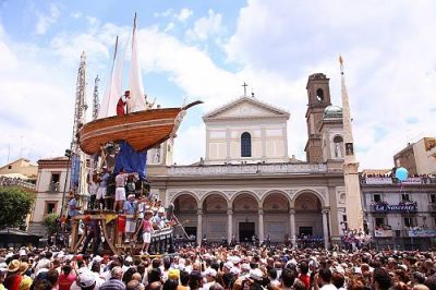 거대한구조물을어깨에메고행진하는가톨릭기념축제.jpg